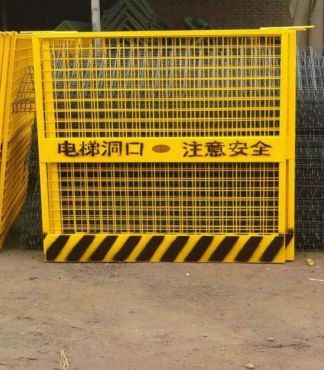 深度解析坑基護(hù)欄網(wǎng) 電梯防護(hù)門與基坑防護(hù)柵欄的安全之道